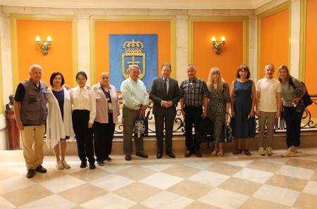 El Alcalde recibe a un grupo de corresponsales de medios internacionales en España y les anima a difundir riqueza turística de Oviedo