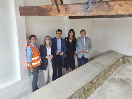 El Alcalde visita uno de los lavaderos rehabilitados por los trabajadores del Plan de Empleo del Ayuntamiento de Oviedo